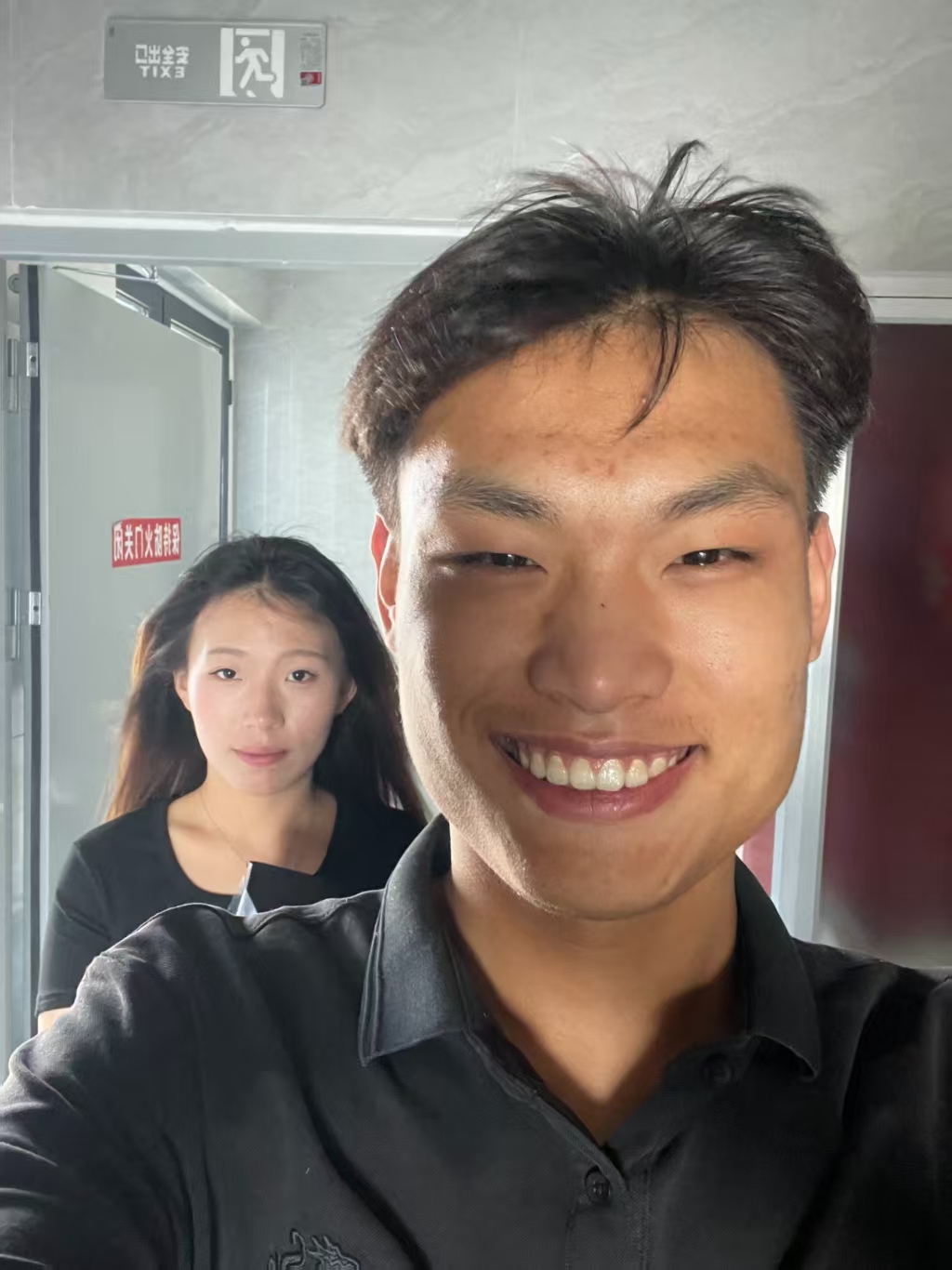 走廊前后双人照
